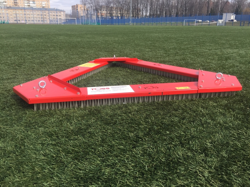 Треугольная прицепная щетка-волокуша для искусственной травы